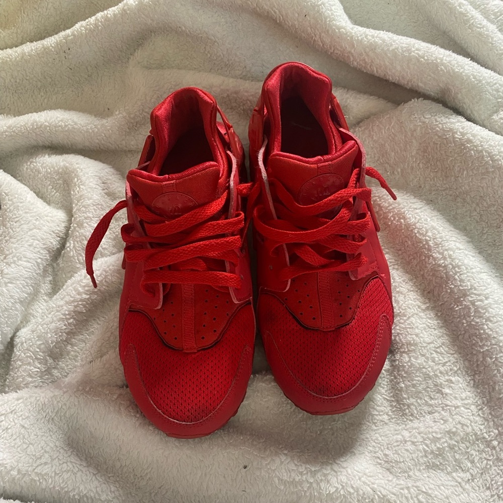 red nike huarache‘s